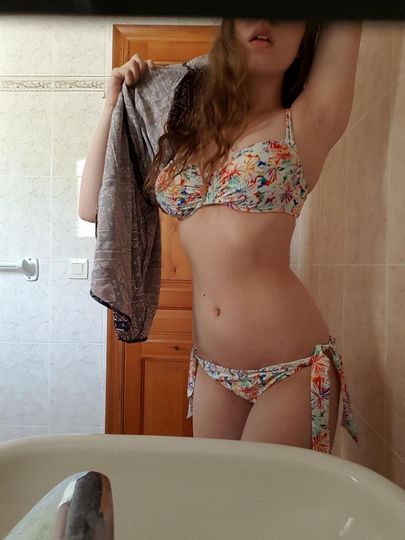 18-летняя блогерша засветила мясистые сиськи с набухшими сосками Смотреть 18-летняя онлайн